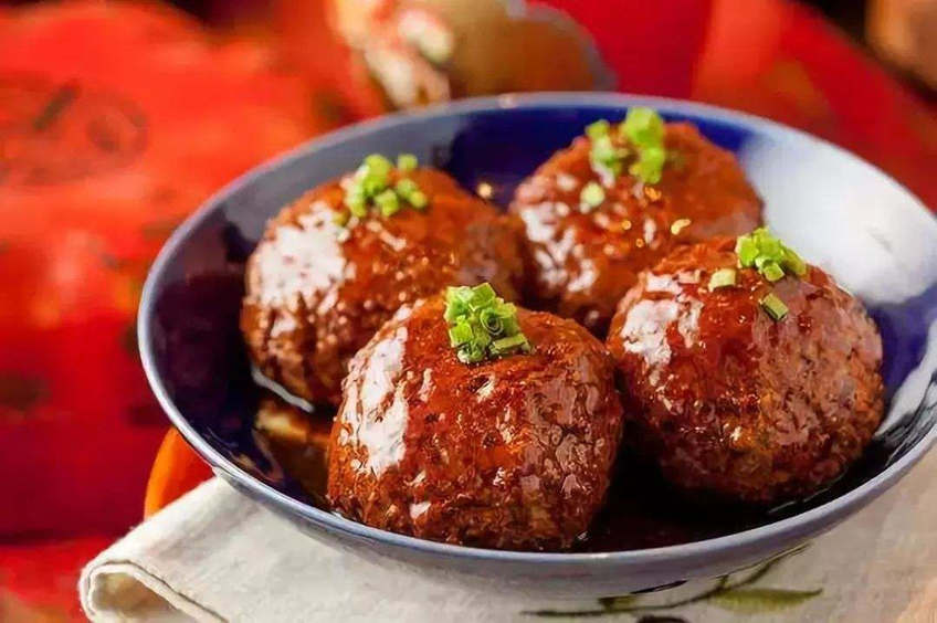 Lion Head is also named Sixi Meat Ball is one of the most popular Chinese dishes