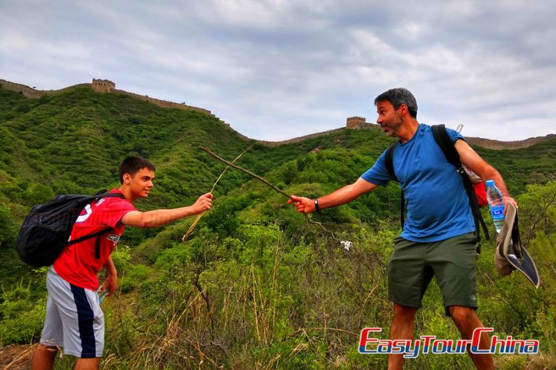 Father and son hike Jinshanling Great Wall andhave fun