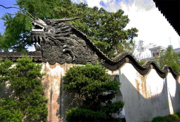 Dragon walls in Yu Garden