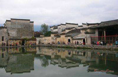 See the traditional dwellings of Hongcun Village reflected on the lake