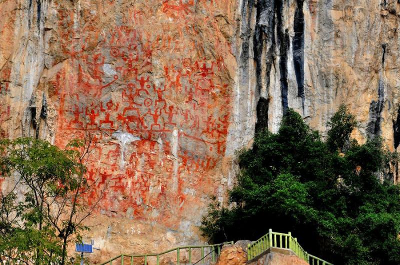 Guangxi tours to Huashan Mountain Murals
