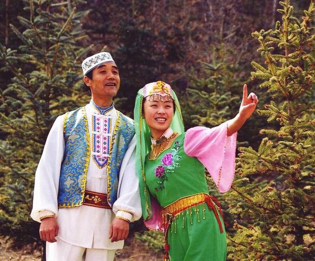 Travel Photos of Hui Minority Couple in Native Costume, Hui Minority ...