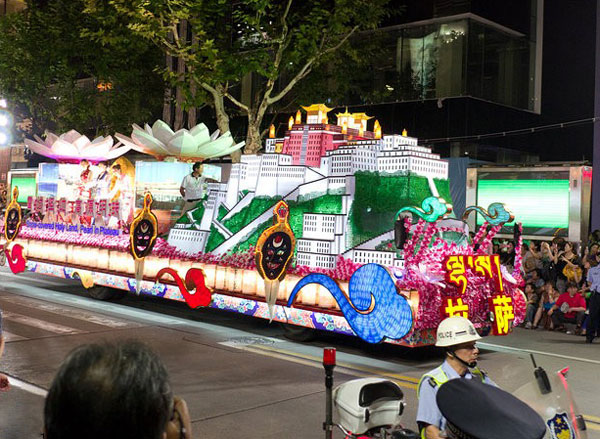 Floats parade on 2011 Shanghai Tourism Festival