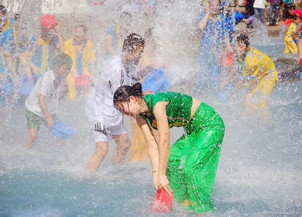 The New Year Water-Splashing Festival of Dai People in Xishuangbanna, Yunnan Water-Splashing Festival, Xishuangbanna, Yunnan