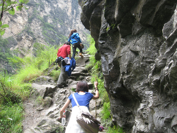 hiking up Tiger Leaping gorge
