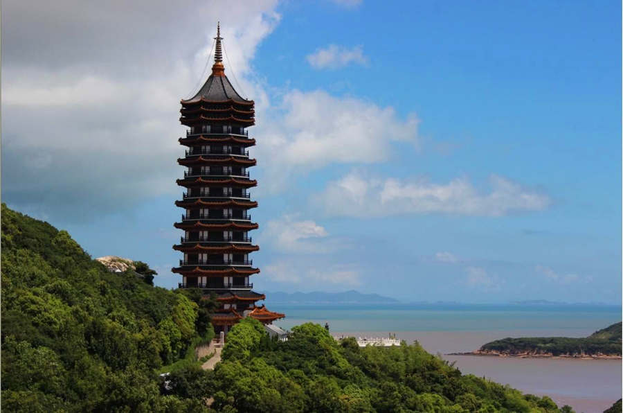 Visit the ancient wooden pagoda in Putuoshan