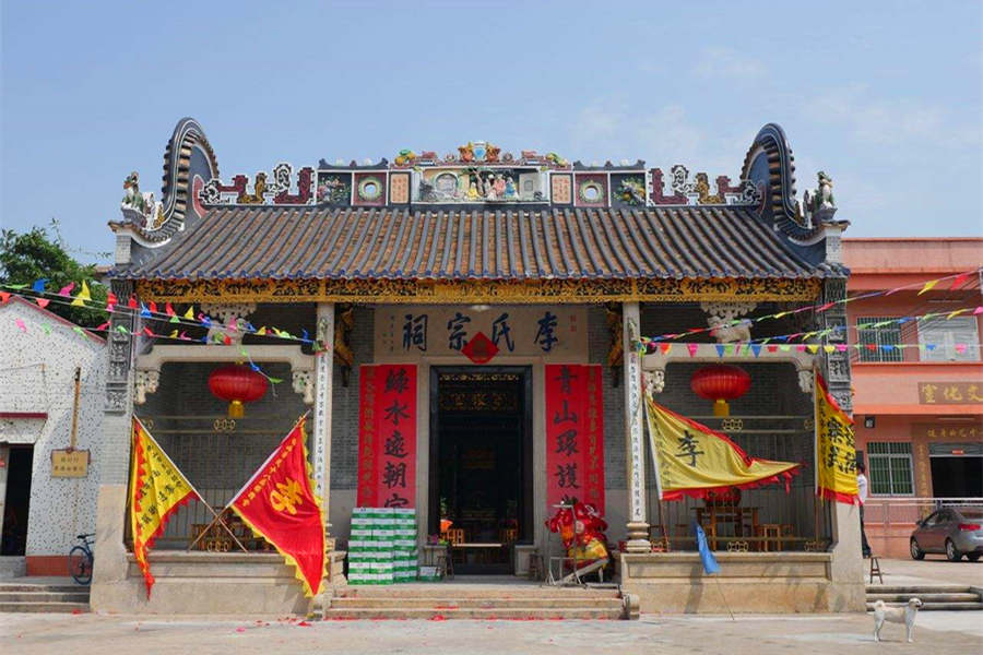 Visit the hall of Foshan Ancestral Temple
