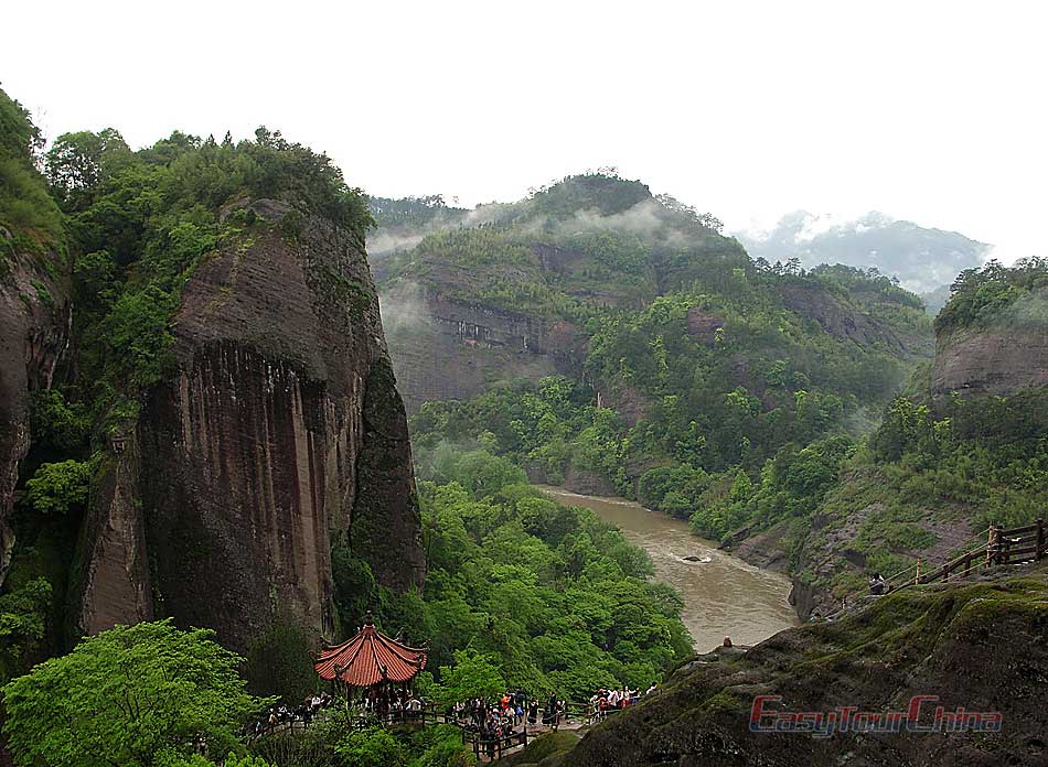 Take in the view of Danxia landscape on Wuyi Mountain
