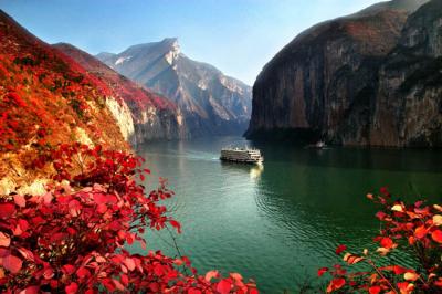 Yangtze River cruise autumn scenery