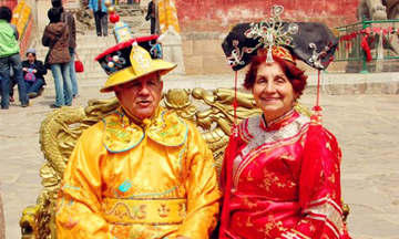 Easy Tour China clients wearing Chinese imperial dressing