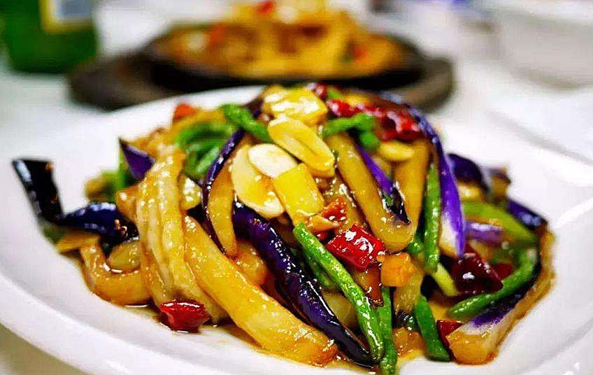 Eggplant cooked in red sauce is one of the most popular Chinese dishes