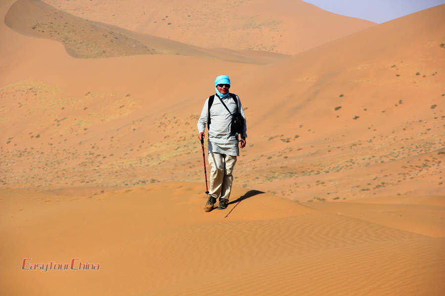 A client hike on Badain Jaran Desert