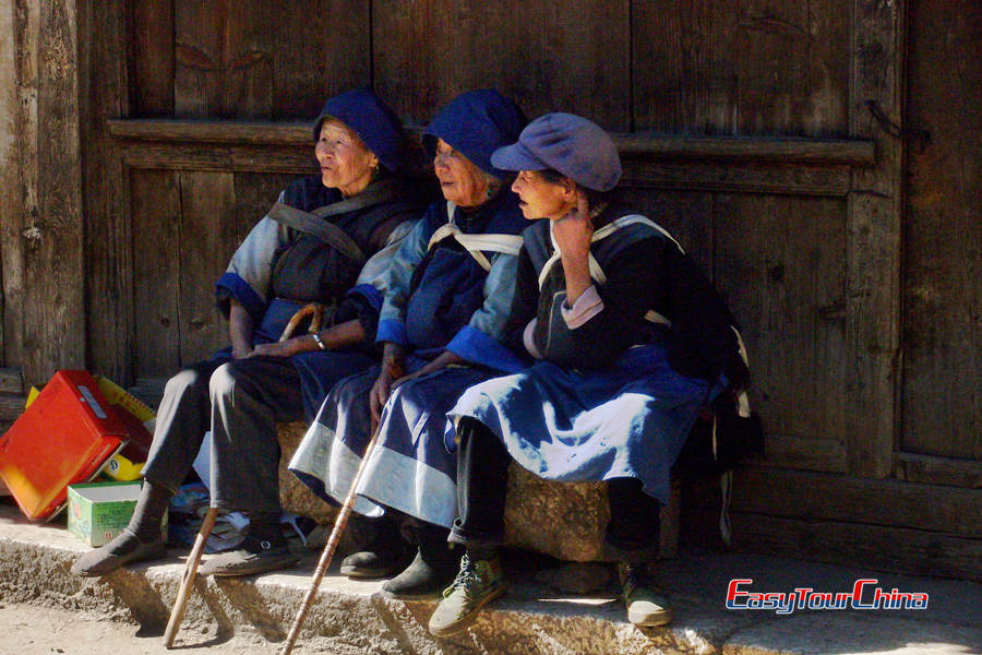 Meet local Naxi people in Baisha Town