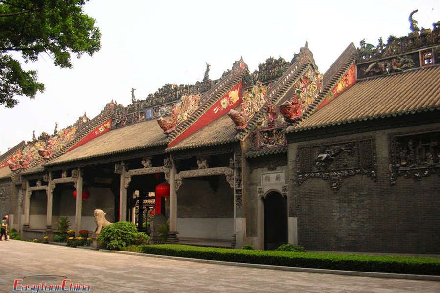 Admire the beautiful architecture of Chen Family Temple