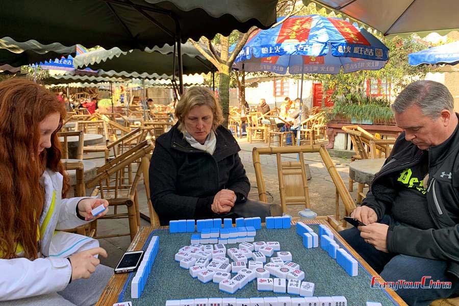 ETC clients learn to play majhong with local people