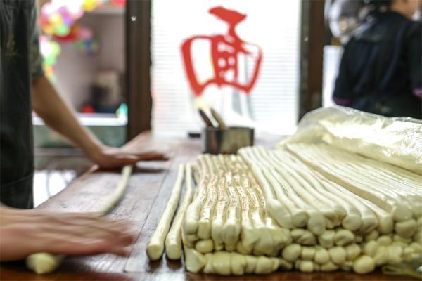 Local handmade noodles are vegan foods in China