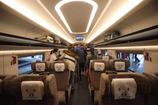 Get in the first class seat of a Chinese bullet train