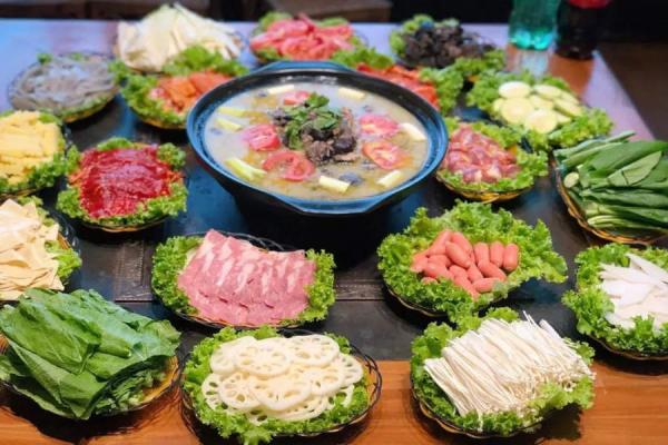 Lijiang food mushroom hot pot