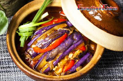 Vegetarian eggplants in claypot