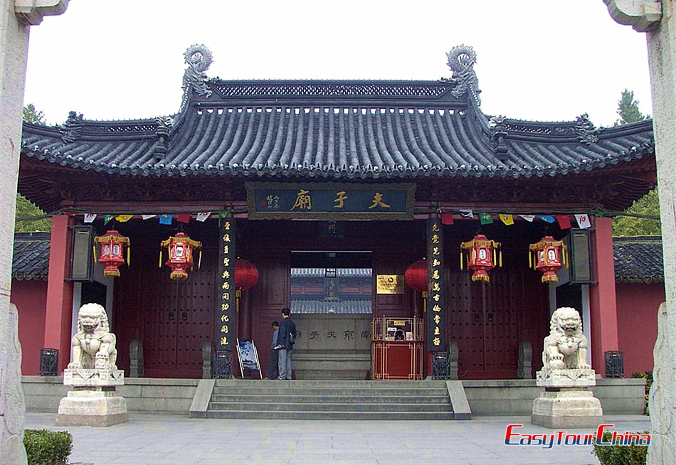 See the giant gate of Confucius Temple in Nanjing