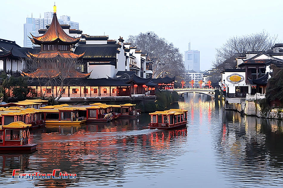 Visit the migthy Confucius Temple in Nanjing