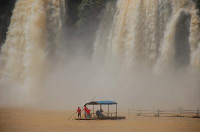 Boating De Tian Waterfall