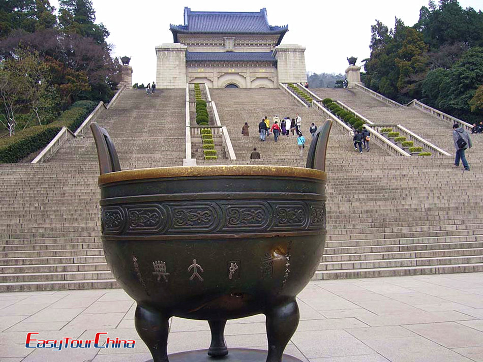 Walk around Mausoleum of Dr. Sun Yat-sen and learn the history