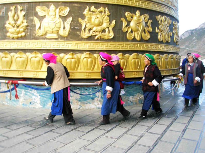 The prayer wheel at Dukezong Old Town