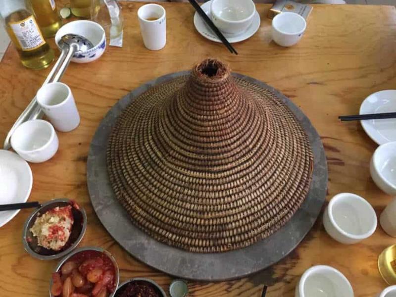 Eighteen Oddities in Yunnan - Bamboo hats are used as wok lid