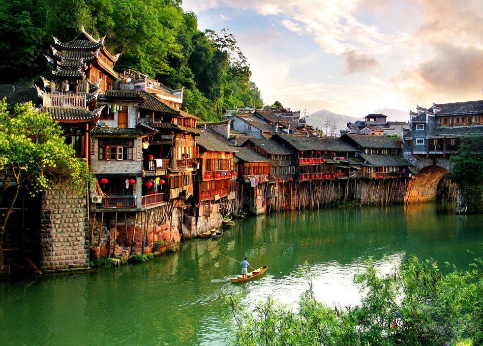 Walk around to see the dwellings and river of Fenghuang Old Town