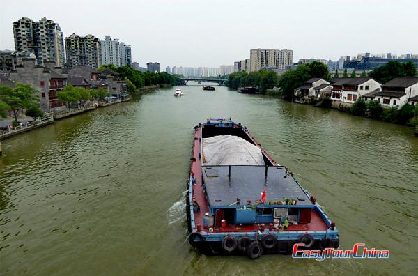 Boating China Grand Canl in Hangzhou