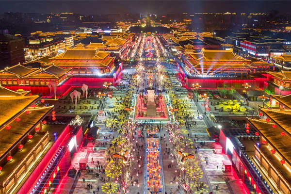 Grand Tang Dynasty Ever-bright City Pillars, Grand Tang Dynasty Ever-bright City by night