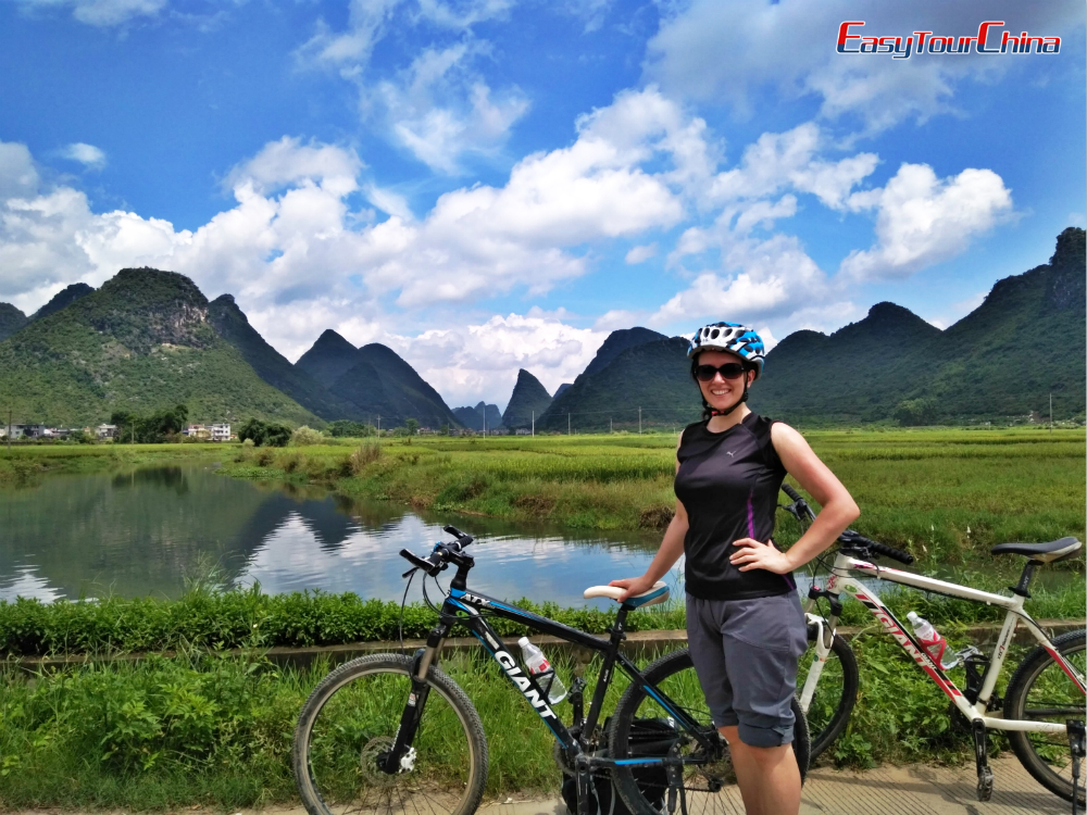 Ride a bicycle to visit the countryside of Yangshuo