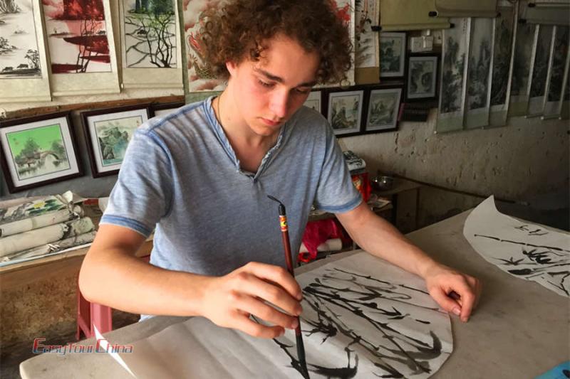 French boy learn Chinese calligraphy in China