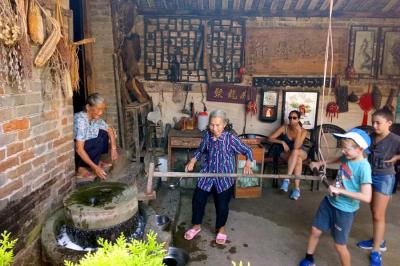 Israeli family visit local home in China