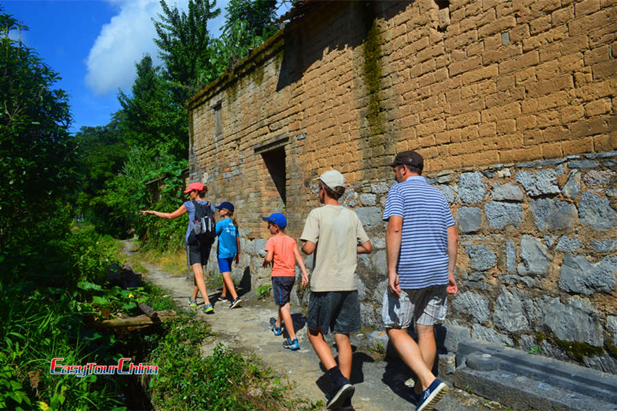 Family hiking in Yangshuo