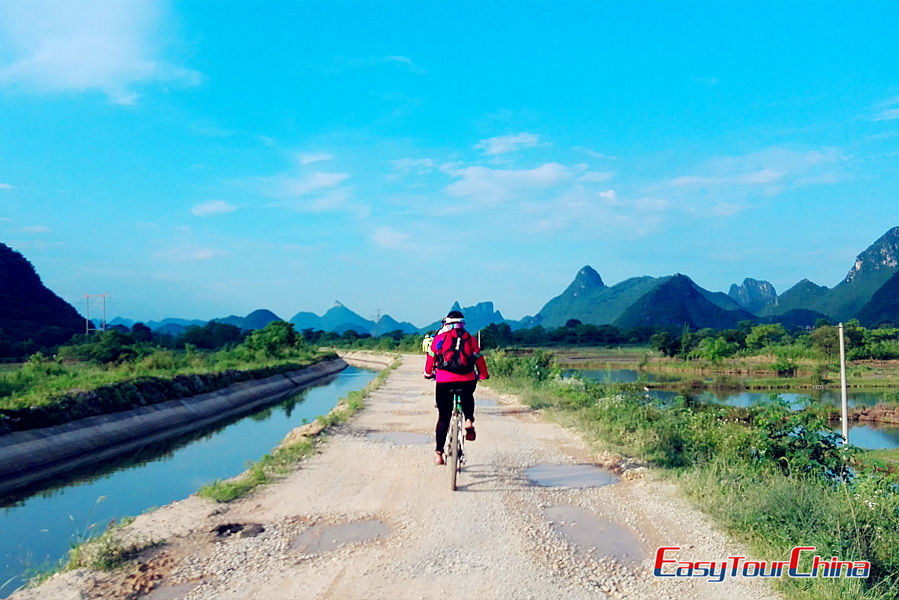 Biking to the countryside of Yangshuo