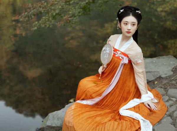 Chinese girl dressed in Hanfu Clothing