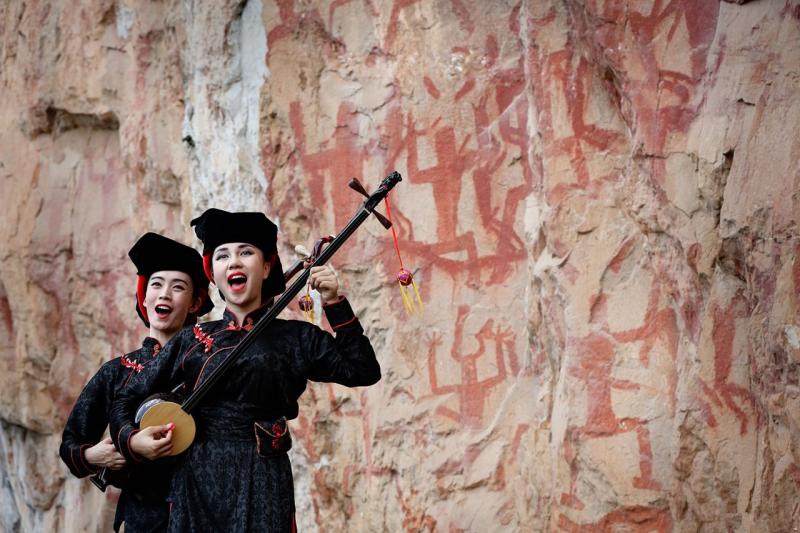 Guangxi tours to Huashan Mountain rock painting