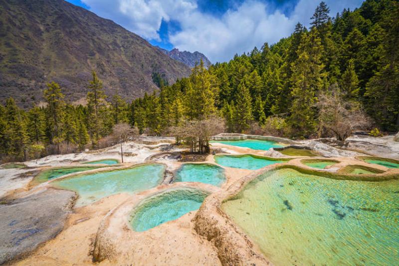 Pass by the colorful lakes in Huanglong scenic area