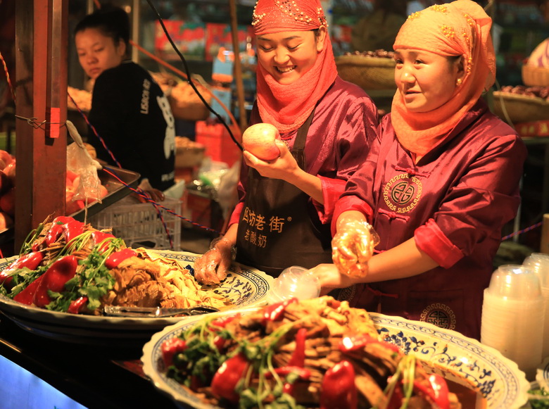 Hui women at the Muslim Quarter of Xian