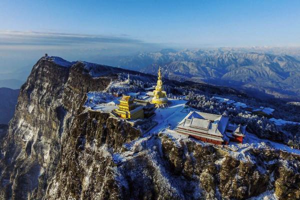 The snowy day at Mount Emei