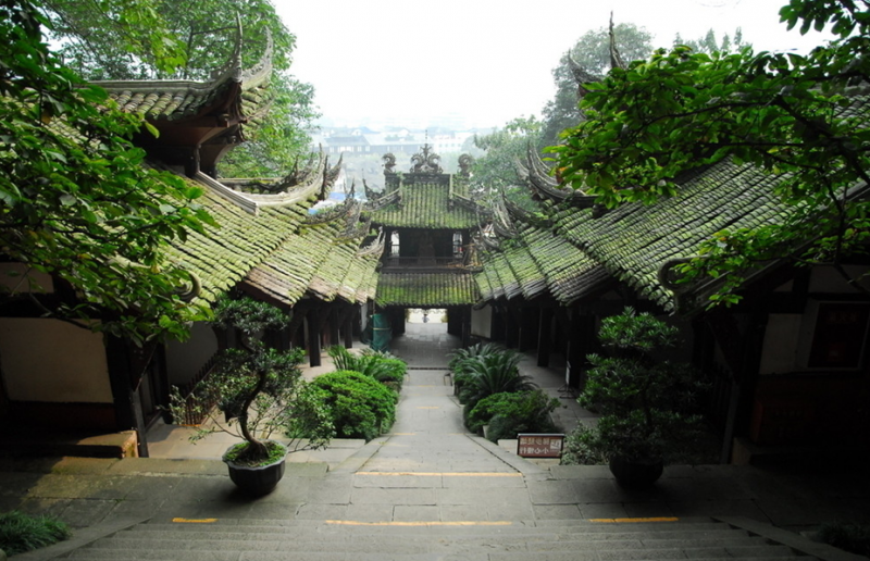 Admire the Taoist temple on Mt. Qingcheng