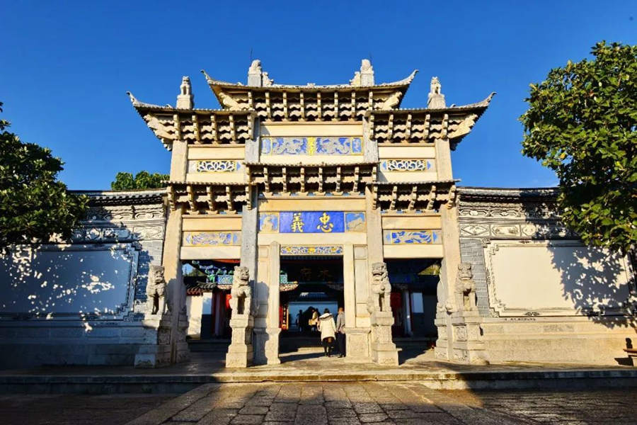 The stone archway of Mu Mansion