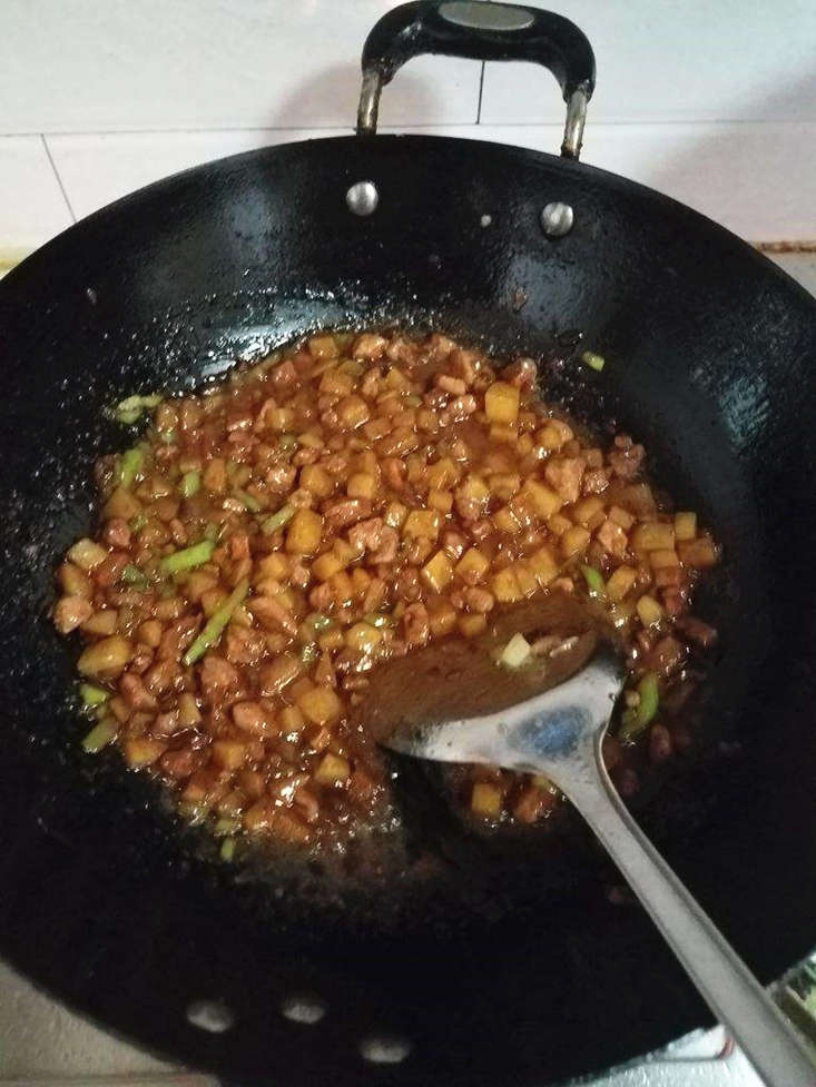 Fry the source of Noodles with Soybean Paste
