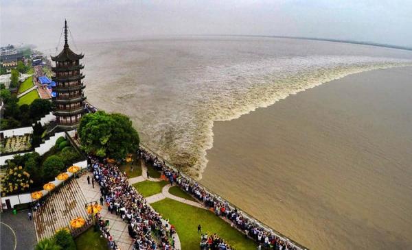 Watching the tides of Qiantang River