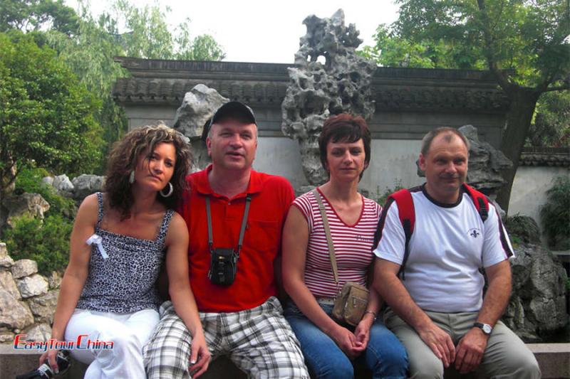 Brazilian tourists visit Yu Garden in summer