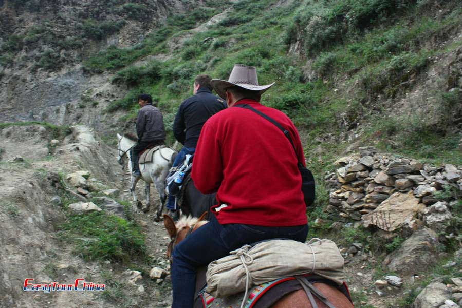 Ride horse trekking through the remote Tibetan villages of Songpan Sichuan