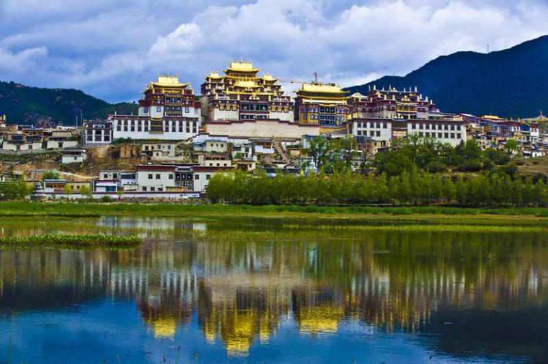 The full view of Songzanlin Monastery in spring