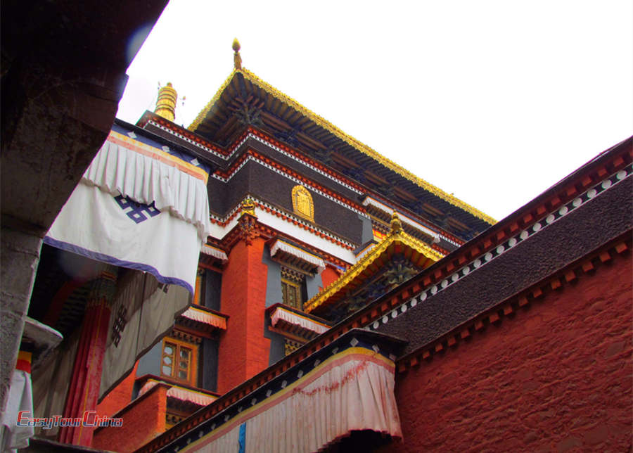 Admire the architecture of Tashilhunpo Monastery